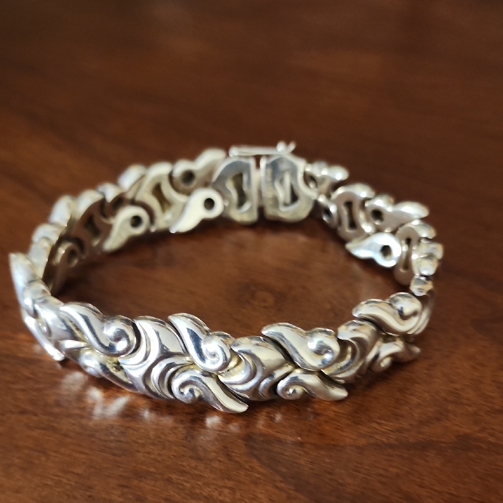 Elegant Silver Swirl Bracelet